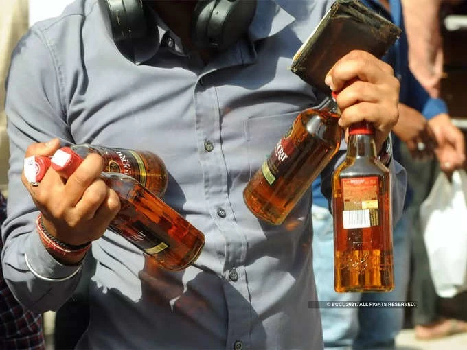 Attention lovers of liquor in UP now you will be able to keep 4 bottles of 750 ml at home for more than this you will have to take home bar license