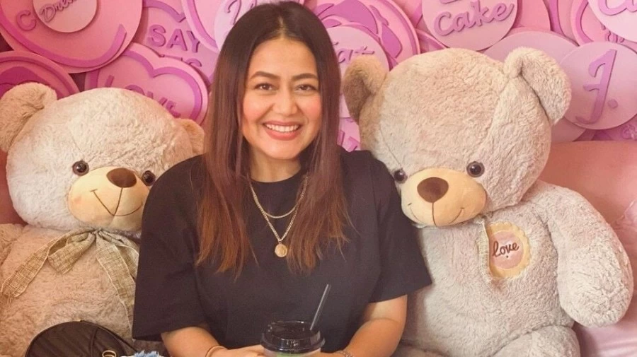 Neha Kakkar Mms - Seeing Neha Kakkar's bedroom pictures, the comment section was filled,  everyone is writing only one thing