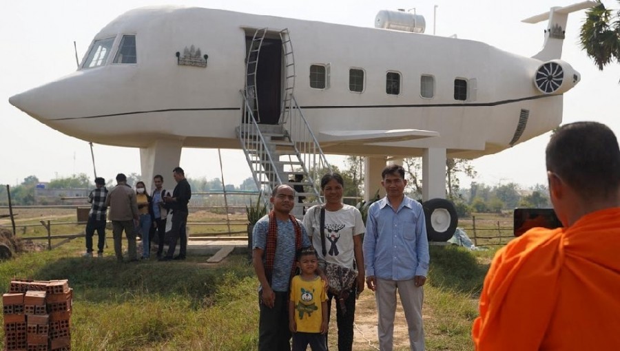 man-made-airplane-house-to-fill-his-dream-of-flying-in-cambodia