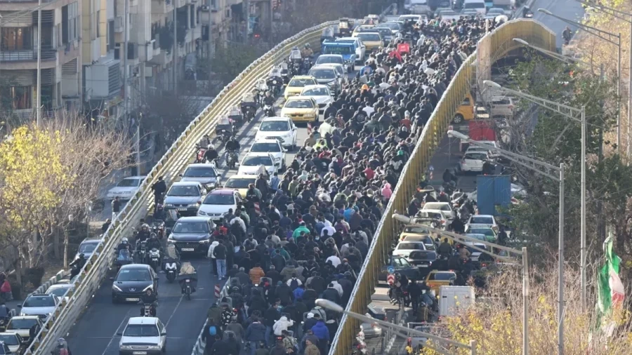 Violent Protests Erupt Across Iran, Spreading to Rural Areas; 7 Dead Amid Economic Crisis