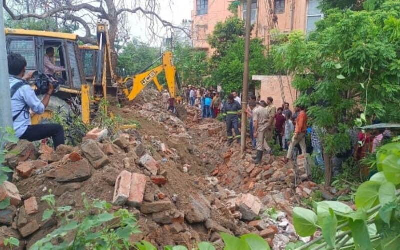 Wall collapse in noida sector 21 many feared trapped