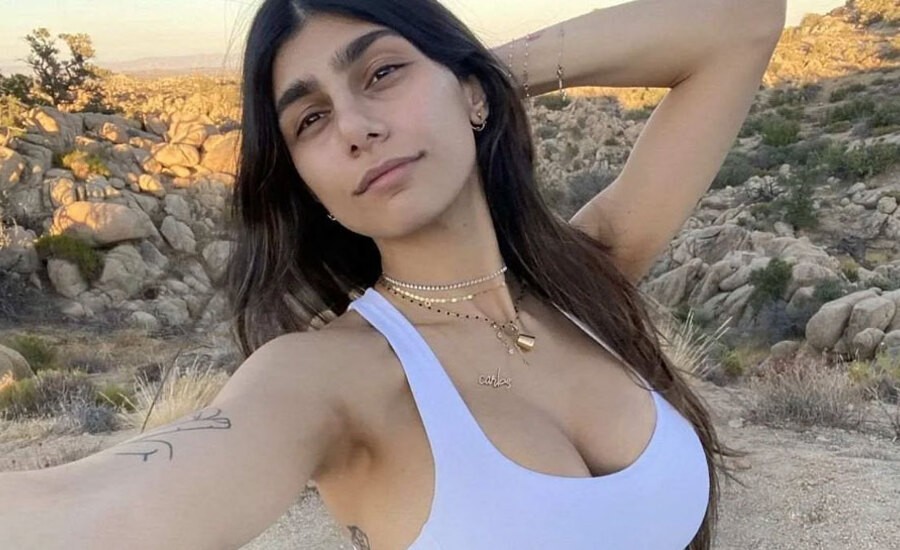 Mia Khalifa Show Boobs Story - Are Mia Khalifa breasts fake? Big expenditure disclosed in the video itself