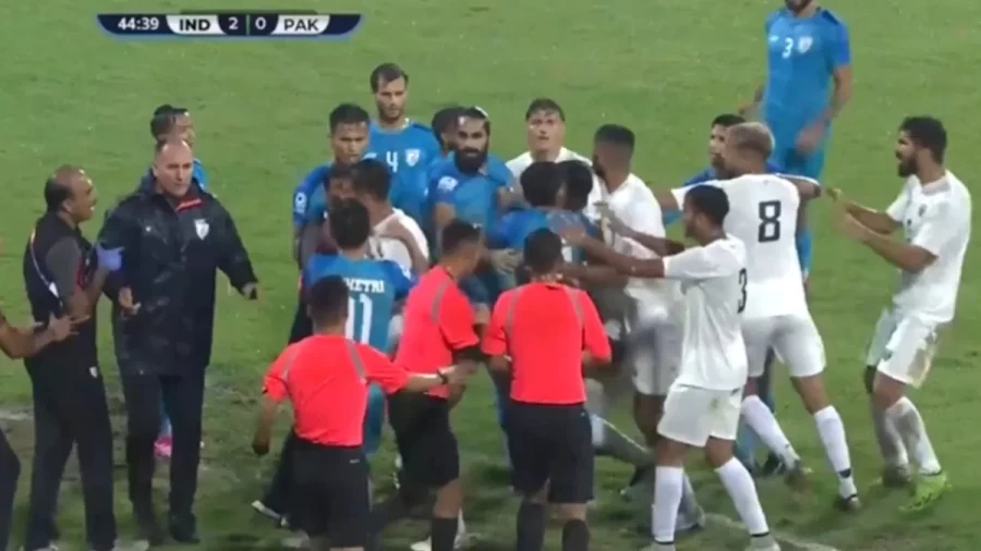 india-vs-pakistan-india-pakistan-football-match-fight-see-video