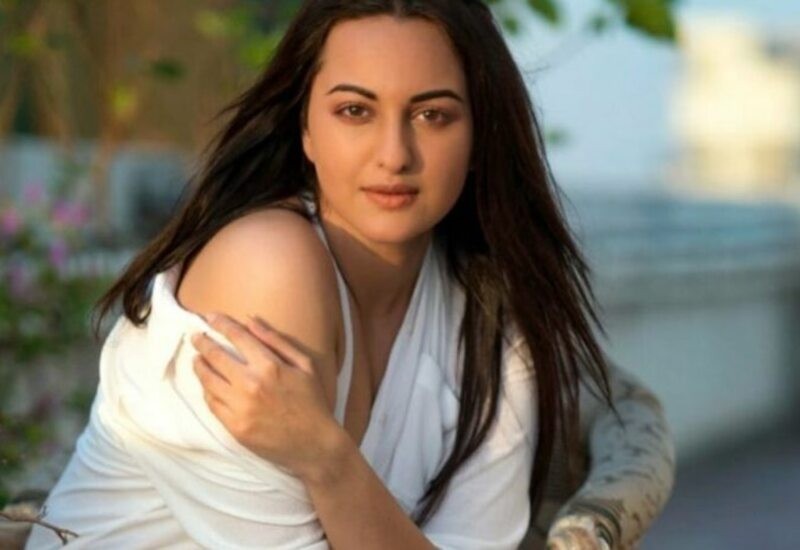 Sonakshi Sinha Xxxhd - Sonakshi Sinha Was Touched Unappropriately By Some People In Crowd